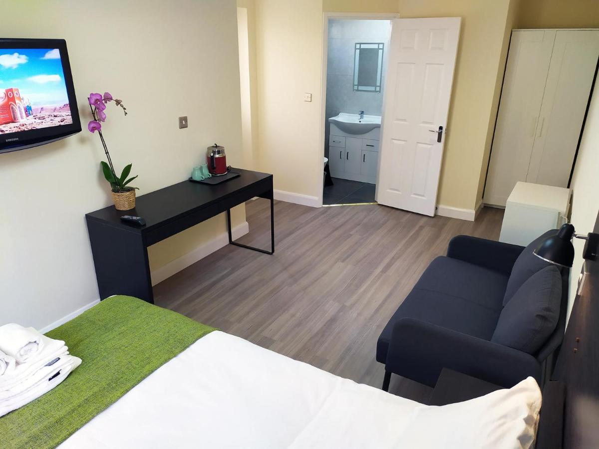 The Yew - Self Contained One Bed Flat With Parking Apartament